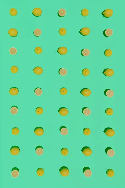 Вид сверху различных лимонов на голубом фоне — стоковое фото