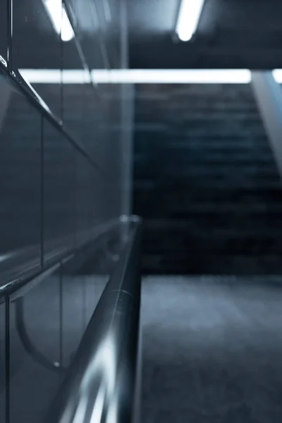 3D візуалізація металевого поручня в метро з сходами — стокове фото