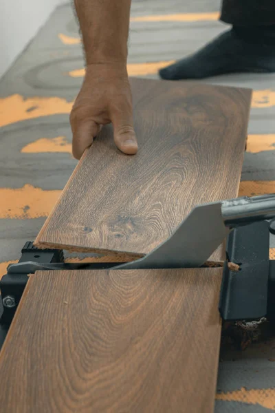 Sostener y cortar a mano el panel laminado con un corte laminado —  Fotos de Stock