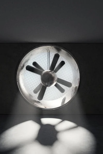 Representación 3d del sistema de ventilación con rayos de luz en hormigón g — Foto de Stock