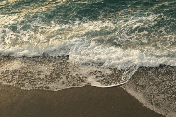 Plan épique de la mer avec des vagues et de la mousse se déversant sur la plage — Photo