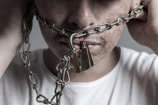 Prisionero cubierto la boca por cadena oxidada y bloqueo para prohibirle —  Fotos de Stock
