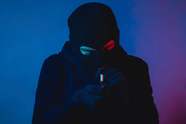 Jovem Com Capuz Balaclava Acender Cigarro Olhando Para Baixo — Fotografia de Stock