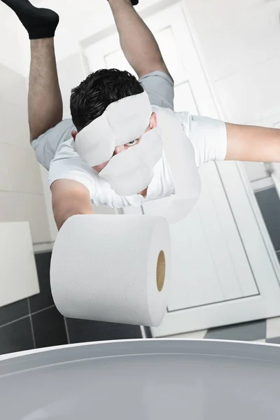 Junger Mann Mit Toilettenpapier Bedeckt Fliegt Nach Toilettenrolle Die Ins — Stockfoto