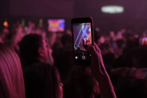 Ανεμιστήρας Χεριών Ένα Smartphone Ρίχνει Μια Συναυλία — Φωτογραφία Αρχείου