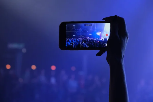 Handfächer Mit Smartphone Filmt Konzert Stockbild