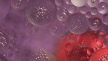 Yağ ile su üzerinde parlak soyut kabarcıklar