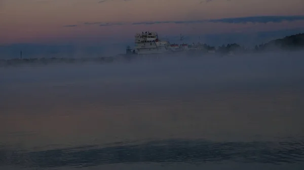 民間船が夜明けに蒸発するヴォルガに沿って通過する — ストック写真