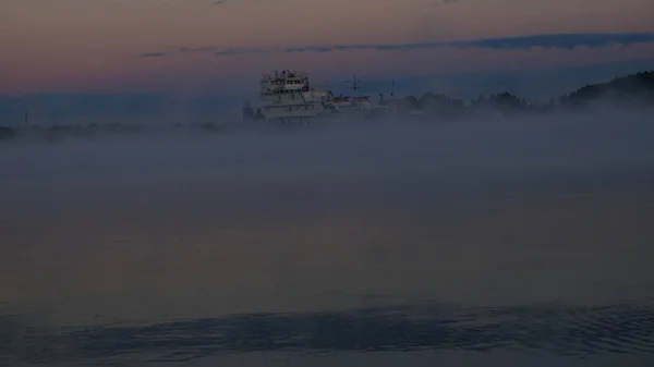 Uma Nave Civil Passa Longo Volga Evaporando Amanhecer — Fotografia de Stock