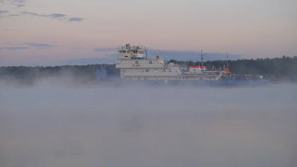 Navio que passa ao longo do rio Volga ao amanhecer perto da aldeia de Konakovon — Fotografia de Stock