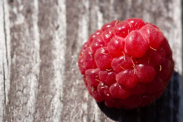 Zmeură Află Placă Lemn Îndepărtată Macro — Fotografie, imagine de stoc