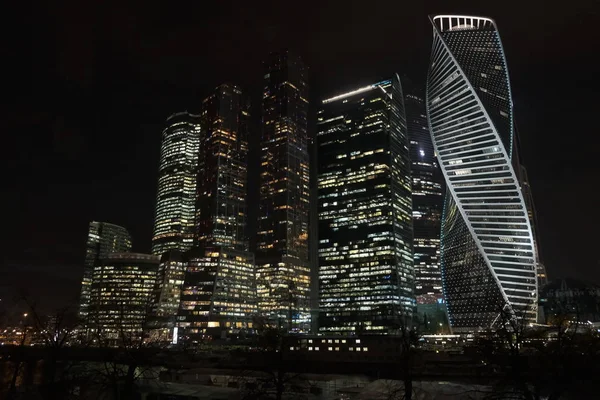 Moskauer Wolkenkratzer Moskau Bei Nacht Über Dem Fluss lizenzfreie Stockbilder