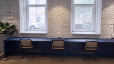 Pencere kenarındaki üç işyeri birlikte çalışıyor