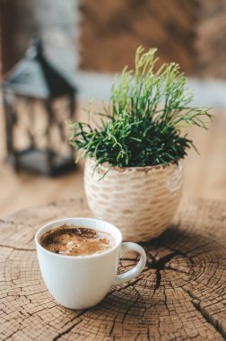 ahşap bir tabloda, kahvaltı beyaz bir fincan kahve aromalı siyah kahve