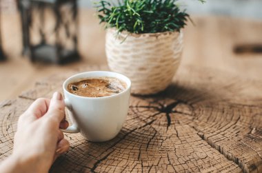 ahşap bir tabloda, kahvaltı beyaz bir fincan kahve aromalı siyah kahve