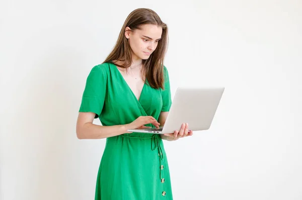 Yeşil Elbiseli Bir Genç Kız Bilgisayarda Çalışıyor — Stok fotoğraf