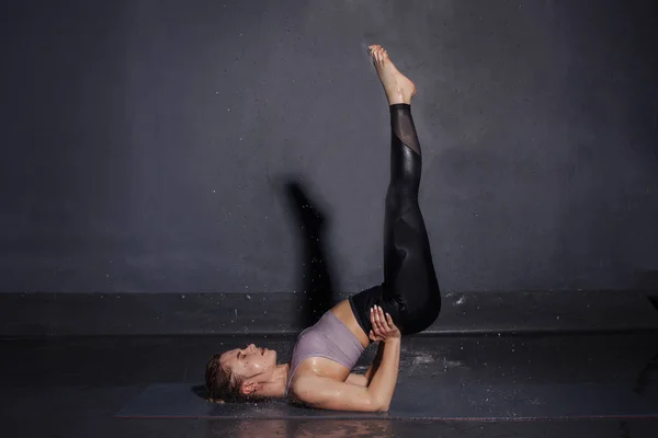 Beautiful Young Girl Top Shorts Doing Yoga Pose Drops Water — Stock Photo, Image