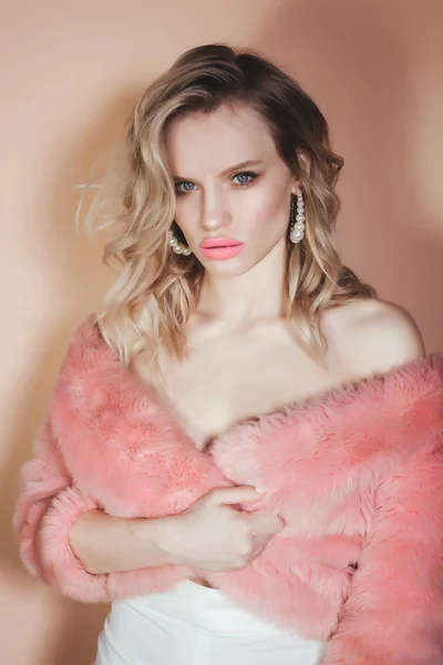 若いセクシーな女の子はピンクのコートで 毛皮のコートでブロンド — ストック写真