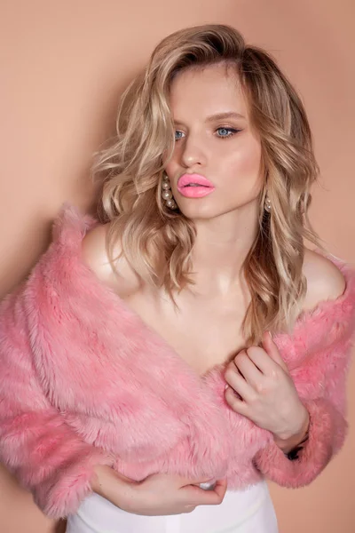 Fiatal Szexi Lány Egy Rózsaszín Kabát Szőke Egy Bunda — Stock Fotó