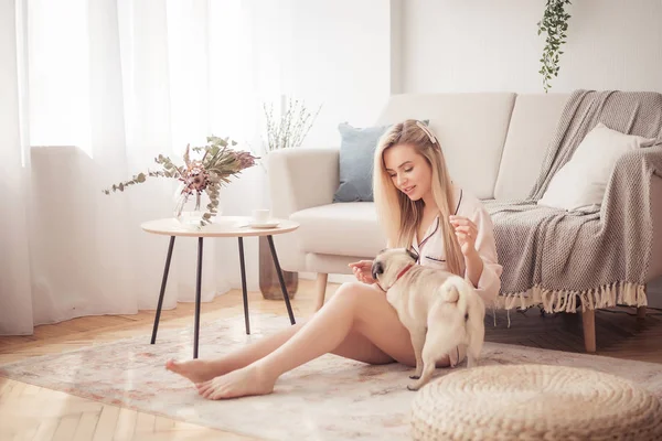 Menina Encantadora Abraçando Seu Pug Brincando Com Ele Casa — Fotografia de Stock