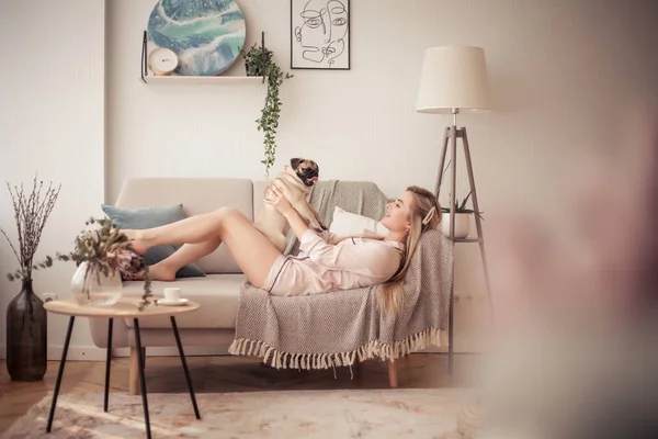 Menina Encantadora Abraçando Seu Pug Brincando Com Ele Casa — Fotografia de Stock