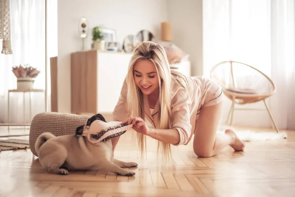 Menina Encantadora Abraçando Seu Pug Brincando Com Ele Casa — Fotografia de Stock