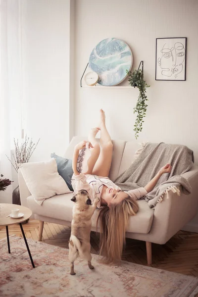 Mooi Meisje Knuffelen Haar Mopshond Spelen Met Hem Het Huis — Stockfoto