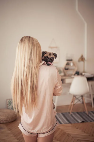 Bella Ragazza Che Abbraccia Suo Carlino Gioca Con Lui Casa — Foto Stock