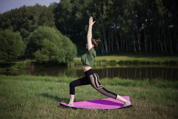 Una Joven Practica Yoga Naturaleza Cerca Del Lago —  Fotos de Stock