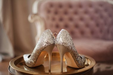 Gelin için altın alyans. Gelinin detayları, nişan yüzüğü