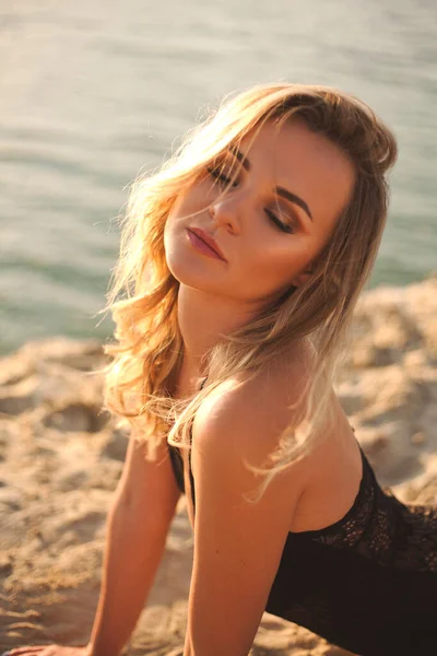 Sexy Blondýny Žena Černošky Plavky Pózování Pláži — Stock fotografie
