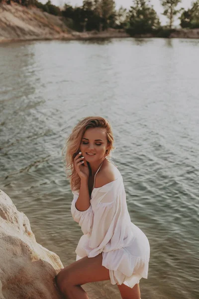 Sexy Blonde Woman Black Swimsuit Posing Beach — Stock Photo, Image