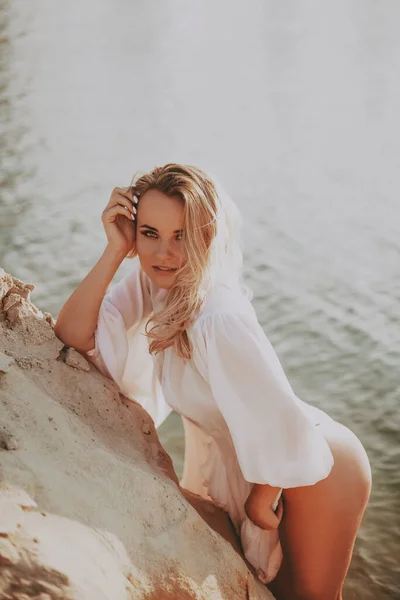Sexy Donna Bionda Costume Bagno Nero Posa Sulla Spiaggia — Foto Stock