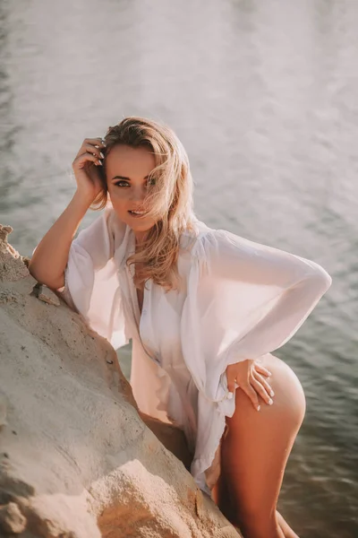 Сексуальная Блондинка Черном Купальнике Позирует Пляже Лицензионные Стоковые Изображения