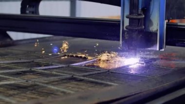 Plazma kesme. Plazma robotik endüstriyel ekipman ile metal levha çalışır.