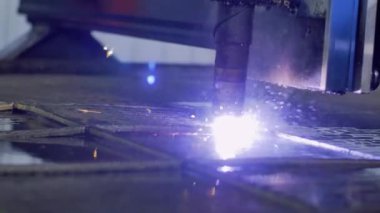 plazma kesici yakın çekim. Plazma robotik endüstriyel ekipman ile metal levha çalışır.