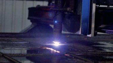 Plazma kesme. Plazma robotik endüstriyel ekipman ile metal levha çalışır.