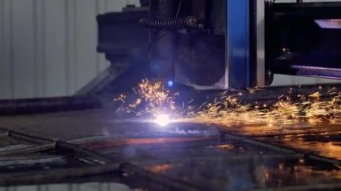 Plazma kesme. Plazma robotik endüstriyel ekipman ile metal levha çalışır.