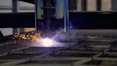 CNC Plazma kesme metal nesneleri ağır sanayi fabrikası kesiyor. Timelapse video. 5 k'dan fazla atış ham