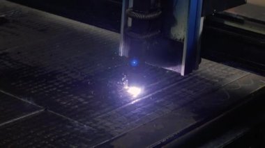 plazma kesici yakın çekim. Plazma robotik endüstriyel ekipman ile metal levha çalışır.