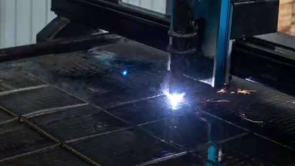 Tidsfördröjning för av plasma cutter. Plasma robotic industriell utrustning fungerar med metall sheet. — Stockvideo