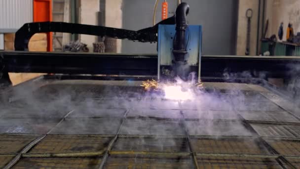 Plasma cutter. Plasma robotic industriell utrustning fungerar med metall sheet. — Stockvideo