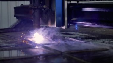 plazma kesici yakın çekim. Plazma robotik endüstriyel ekipman ile metal levha çalışır.