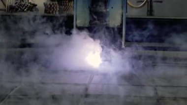 Plazma kesme. Plazma robotik endüstriyel ekipman ile metal levha çalışır.