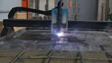 Plazma kesme. Plazma robotik endüstriyel ekipman ile metal levha çalışır.