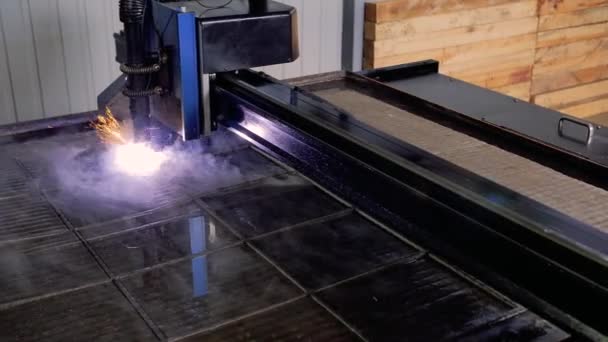 Plasma cutter. Plasma robotic industriell utrustning fungerar med metall sheet. — Stockvideo