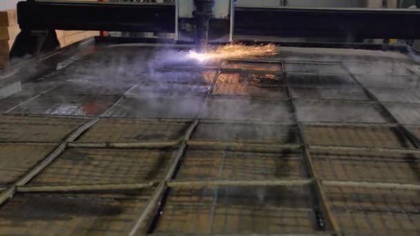 Plasma cutter. Plasma robotic industriell utrustning fungerar med metall sheet. — Stockvideo