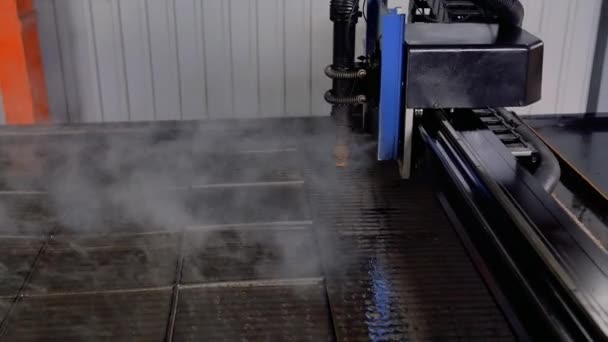 coupeur de plasma. L'équipement industriel robotique Plasma fonctionne avec des tôles métalliques .