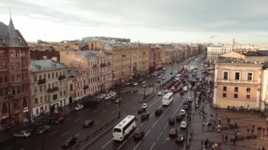 İnsanlar ve umudu Saint Petersburg'daki boyunca akşam saatlerinde taşıma arabaları
