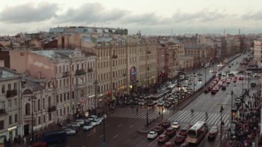İnsanlar ve umudu Saint Petersburg'daki boyunca akşam saatlerinde taşıma arabaları